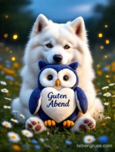 Flauschiger Hund hält Eulenplüschtier mit „Guten Abend“-Schrift.