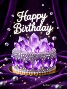 Prächtiger Geburtstagskuchen mit lila Kristallen und Perlen, „Happy Birthday“ geschrieben.